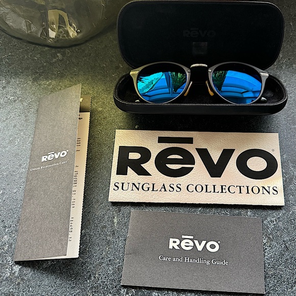 Revo Sunglasses - Shapes collection:
Black Frame Blue Mirror Lens 953-001-02 - Picture 3 of 12